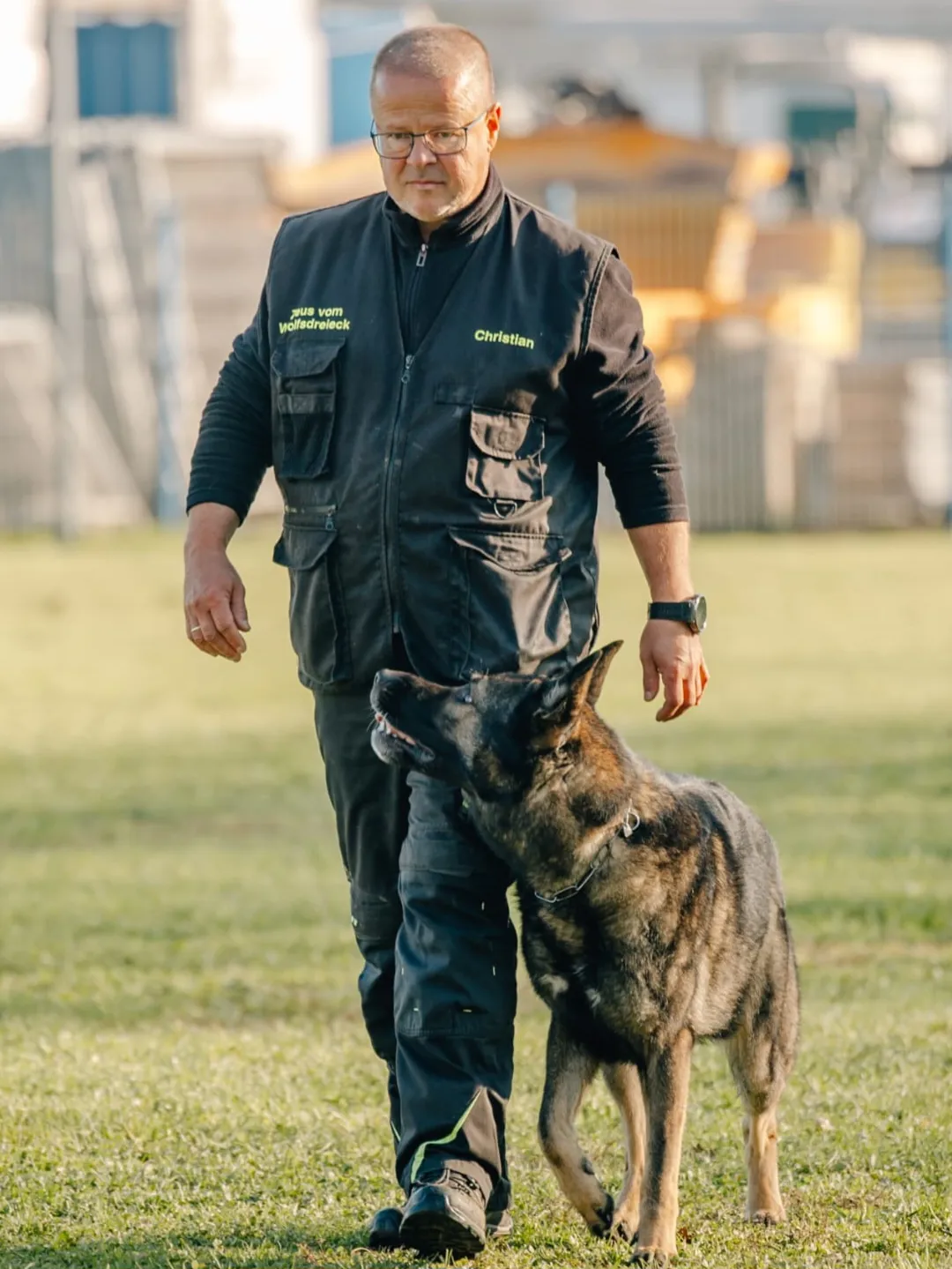 Christian Scheucher beim Training mit seinem Hund am Trainingsplatz